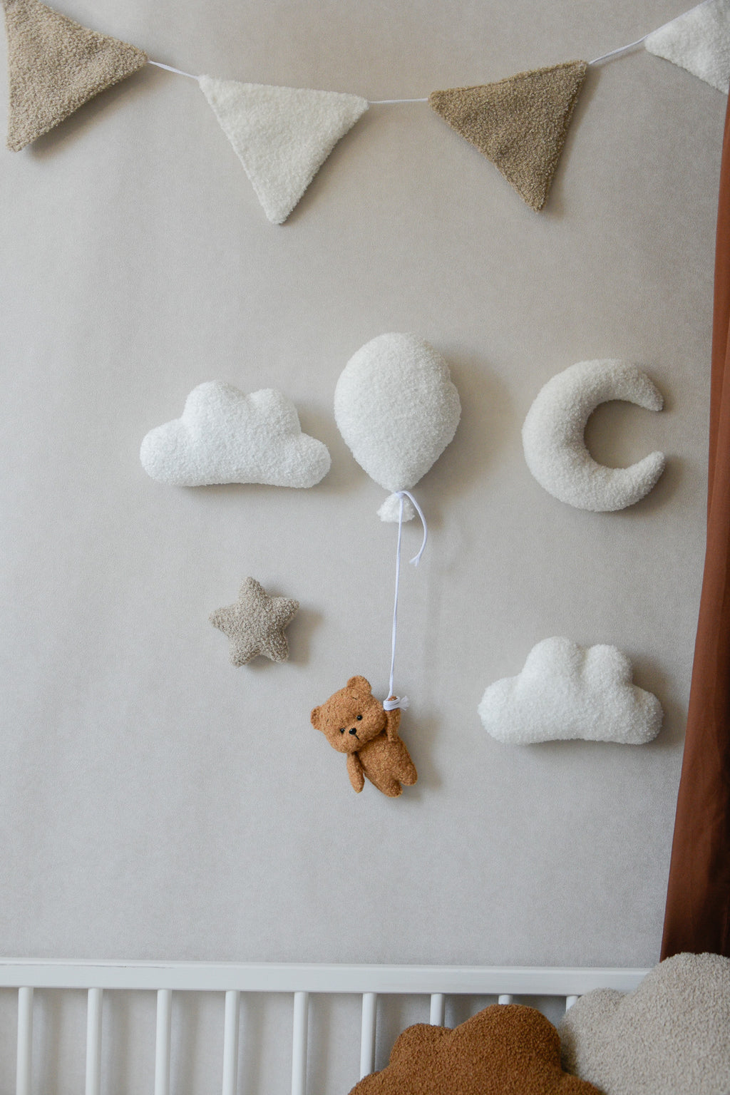 Teddy Bear Hanging from Balloon Wall Decor set