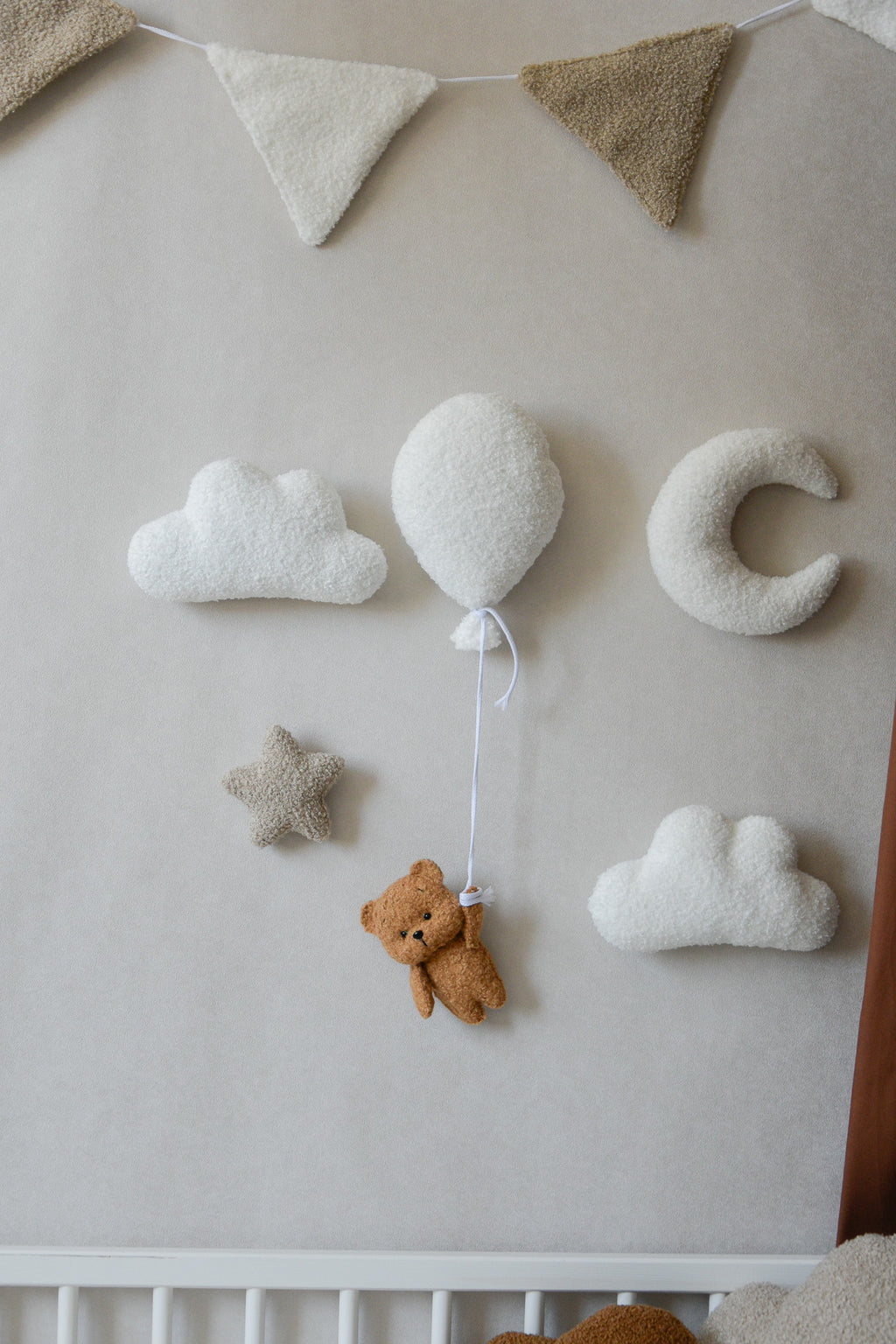 Teddy Bear Hanging from Balloon Wall Decor set