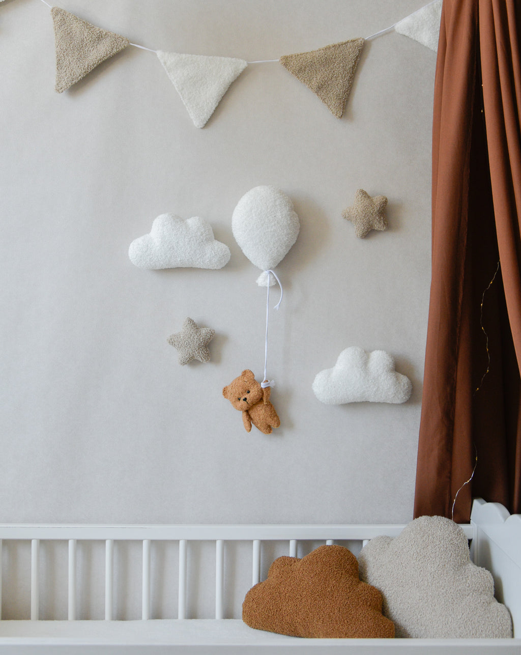 Teddy Bear Hanging from Balloon Wall Decor set