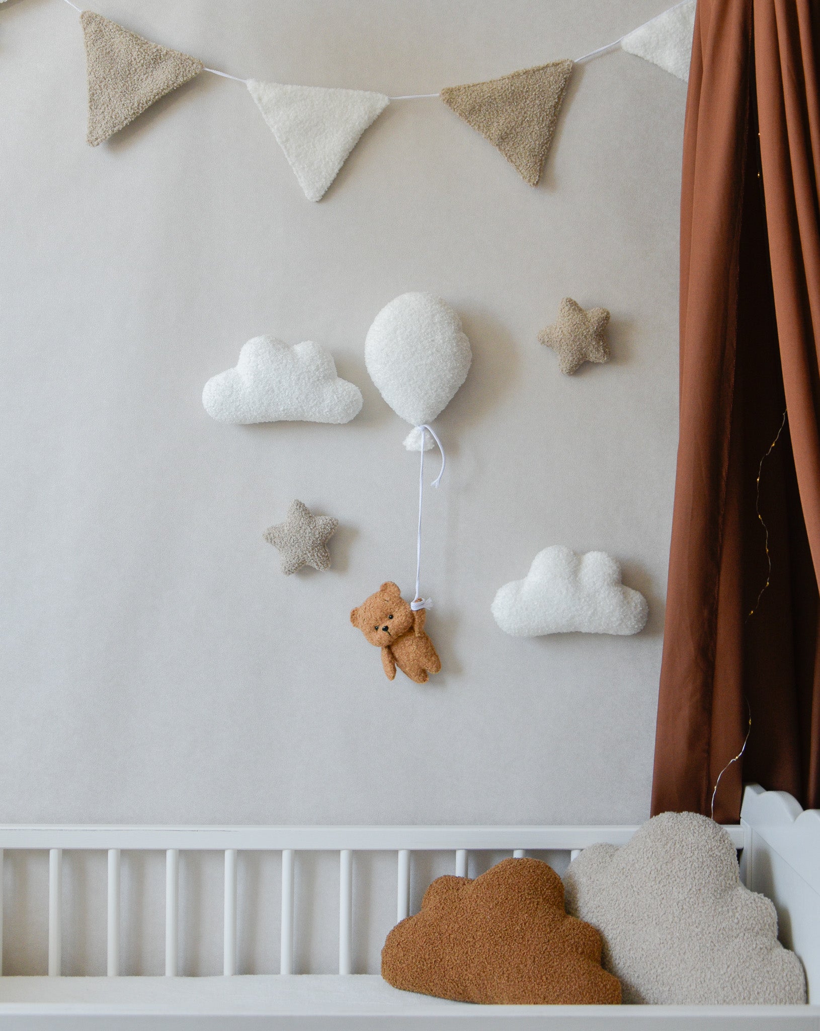 Teddy Bear Hanging from Balloon Wall Decor set