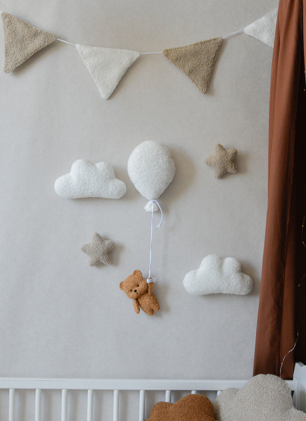 Teddy Bear Hanging from Balloon Wall Decor set