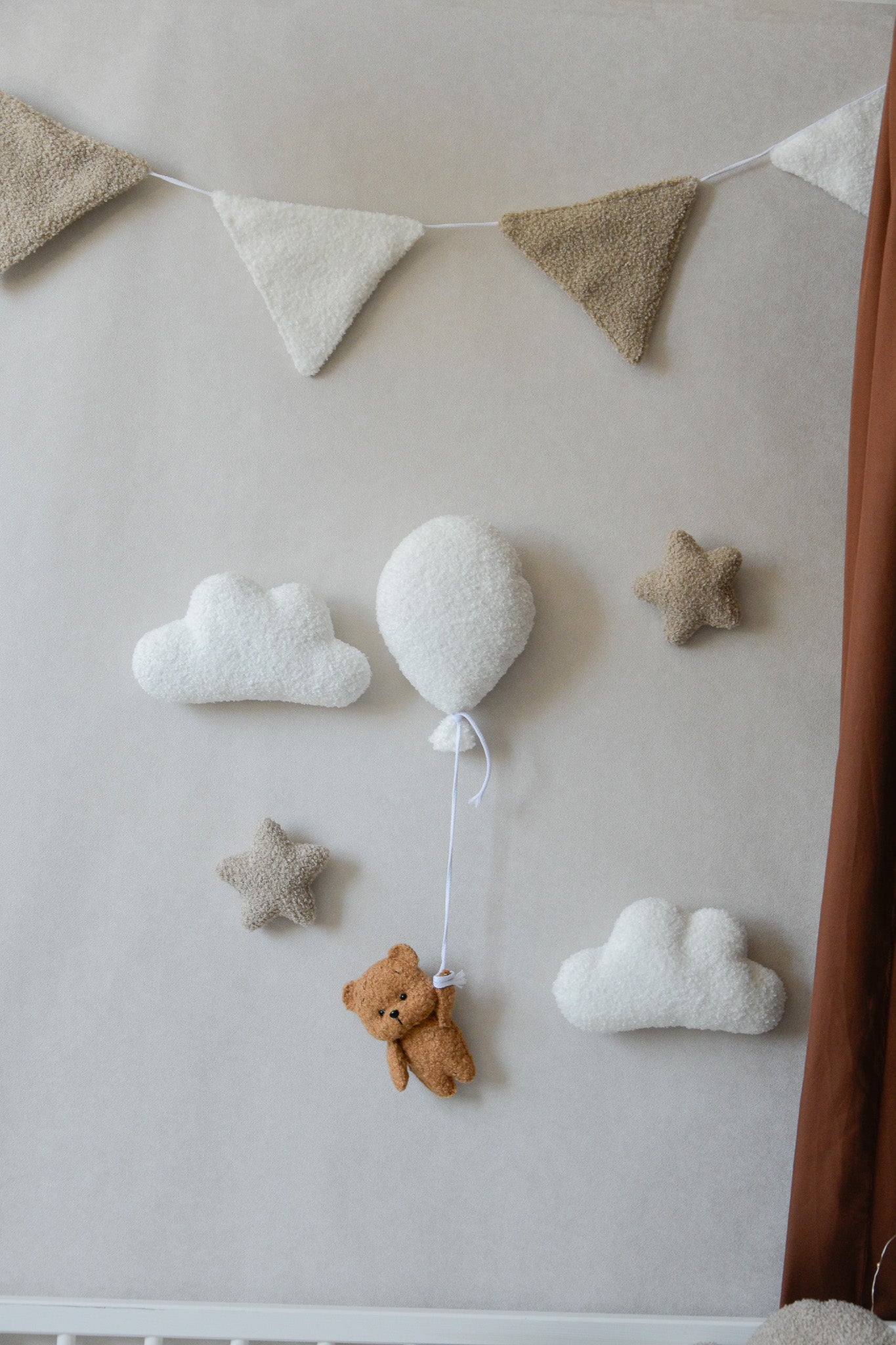 Teddy Bear Hanging from Balloon Wall Decor set