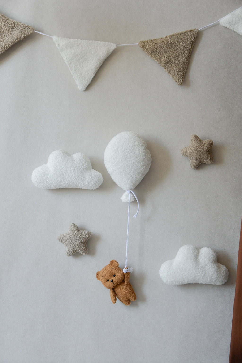Teddy Bear Hanging from Balloon Wall Decor set