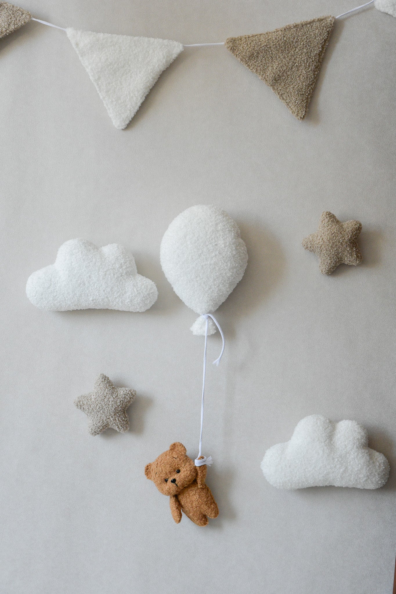 Teddy Bear Hanging from Balloon Wall Decor set