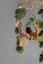 Safari mobile with felt, giraffe, lion, elephant, monstera leaves, tree and wooden pearls, different animals possible. - Minidreams Decor