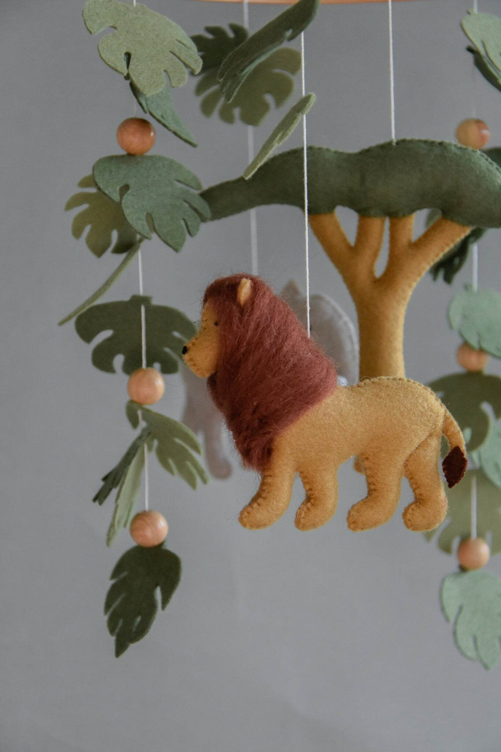 Safari mobile with felt, giraffe, lion, elephant, monstera leaves, tree and wooden pearls, different animals possible. - Minidreams Decor