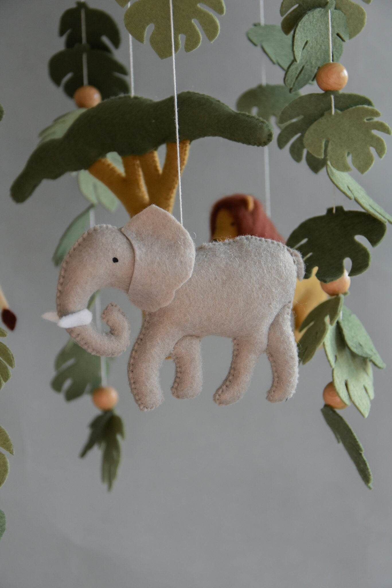 Safari mobile with felt, giraffe, lion, elephant, monstera leaves, tree and wooden pearls, different animals possible. - Minidreams Decor