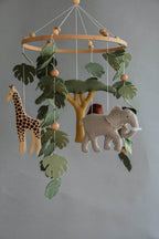 Safari mobile with felt, giraffe, lion, elephant, monstera leaves, tree and wooden pearls, different animals possible. - Minidreams Decor
