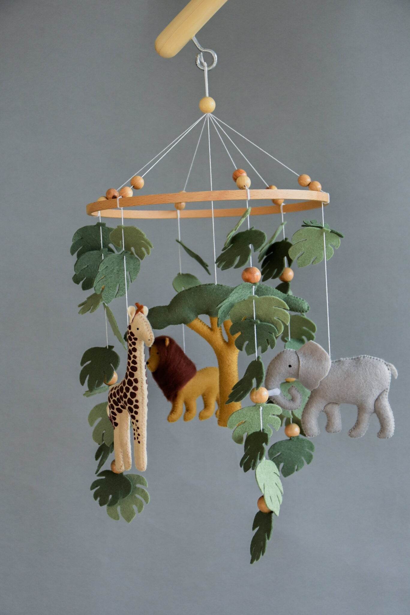 Safari mobile with felt, giraffe, lion, elephant, monstera leaves, tree and wooden pearls, different animals possible. - Minidreams Decor